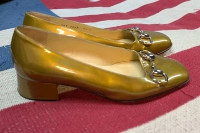 Zapatos de salón Gucci Horsebit con hebilla charol dorados para mujer talla 6,5 B Italia cuadrados  Foto 1 de 4