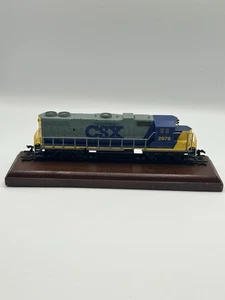 CSX Locomotive #2678 Model Train on Wooden Display Stand HO Scale - Picture 1 of 4