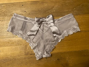 Victoria’s Secret kleine sexy Schleife transparent Peekaboo frech taupe Spitze Dessous - Bild 1 von 6