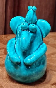 Modellino Pottery Art Friendly Elephant Monster & A Friend firmato James Lin 1997 - Foto 1 di 7