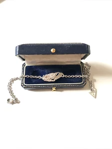Guess Costume Bracelet 22cm Rolo Link Lobster Clasp Signed Leaf Panel Guess logo - Picture 1 of 4