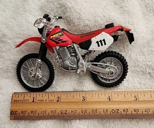 MAISTO HONDA XR400R 1:18 MOTOCICLETA FUNDIDO A PRESIÓN - Rojo y Blanco #111 - Imagen 1 de 7