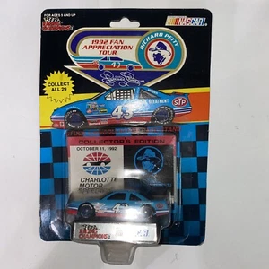 Jeff Gordon 1:64 Scale 1993 Racing Champions #24 DuPont Diecast Car - Picture 1 of 2