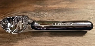 Cuchara de helado KitchenAid Gourmet Sherbet negra y plateada de alta resistencia Foto 1 de 4