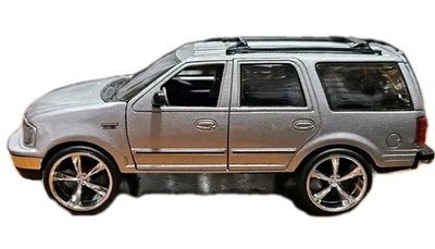 1997 Ford Expedition Collectible 1/32 Scale Diecast Diorama Model Dub Custom Rim - Image 1 of 4