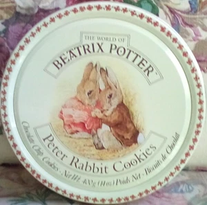 S  S/H EMPTY BISCUIT TIN  BEATRIX POTTER PETER RABIT COOKIES 19X19X8 CM - Imagen 1 de 4