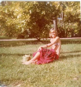 FOTOGRAFÍA ENCONTRADA en color de mujer americana del siglo xx instantánea DE COLECCIÓN 54 LA 80 D - Imagen 1 de 1