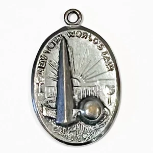 Vintage New York Worlds Fair Pendant Charm 1939 Trylon Perisphere Silver Tone - Bild 1 von 5