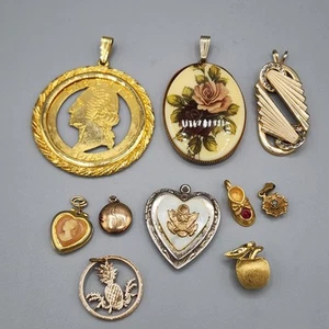 10 Vintage Anhänger Lot WW2 Schatz Medaillon Kamee Medaillon Münze Apfel Baby Schuh - Bild 1 von 6