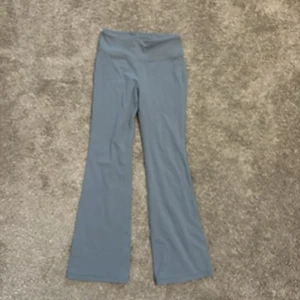 ATHLETA GIRL HIGH RISE CHIT CHAT FLARE PANT Size 7 / Small  Grey blue - Picture 1 of 6