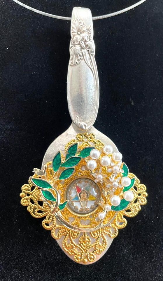 Collar Artesanal Orden de la Estrella del Este con Motivo de Hoja y Perlas Foto 1 de 1