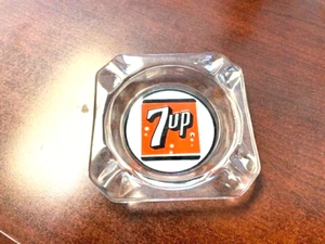 VINTAGE 7up ASCHENBECHER BEMALT 3-5/8 X 3-5/8 GLAS RÜCKSEITE AUF BODEN BEMALT - Bild 1 von 2