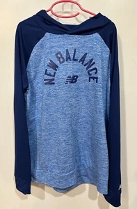 Nuevo con etiquetas Camiseta con capucha New Balance Boys azul y azul marino LS con talla gráfica L (14/16) - Imagen 1 de 7