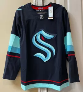 Nuova con etichette $180 Adidas NHL Seattle Kraken Home Hockey maglia nera GT5622 taglia 50 NUOVA - Foto 1 di 11