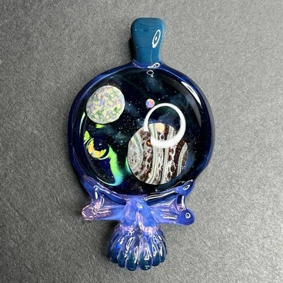 Arte hecho a mano de vidrio Stealie calavera colgante planetas, espacio exterior, ópalos, regalo embriagador Foto 1 de 4