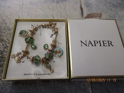 Nuevo en caja Conjunto de pulsera y aretes de playa tono dorado Napier gran regalo de Navidad Foto 1 de 2