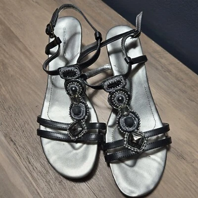 Sandalias de cuña Bandolino con correa en T Gladiador perlas de imitación con joyas pedrería 8,5 M Foto 1 de 4