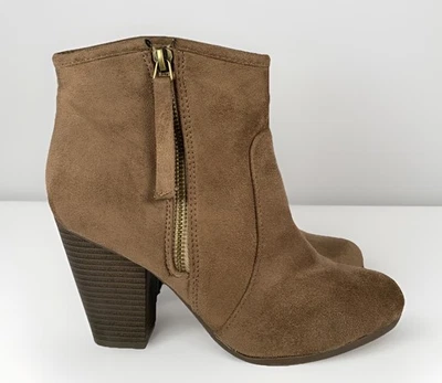 Journee Collection Mujeres Botas de Eslabones Cuero Sintético Cremallera Botín Tacón Taupe 7.5 Foto 1 de 4