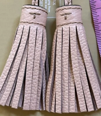 Nuevo Bolso de Mano Tory Burch Logo Dije Cuero Rosa Tímido Doble Borla Llavero Etiqueta Colgante Foto 1 de 4