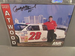 Tarjeta de héroe Casey Atwood #28 firmada NASCAR - Imagen 1 de 1