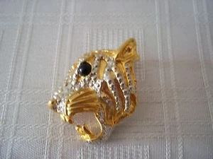 Mode Pin LÖWENKOPF Profil, goldfarben schwarzäugig mit silberfarbenen Highlts - Bild 1 von 4
