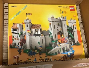 SOLO SCATOLA - LEGO 10305 Castello dei Cavalieri del Leone - Spedizione in scatola originale spedizione - Foto 1 di 14