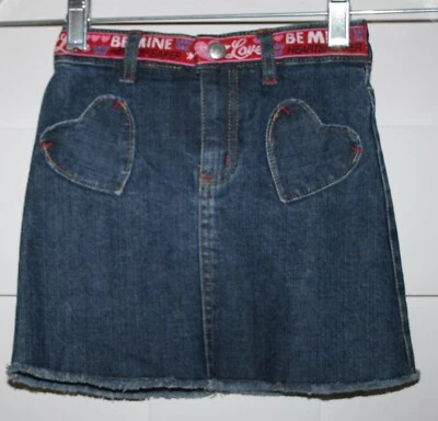 Falda vaquera Gap para niños y niñas con cinturón rojo y bolsillos en el corazón azul talla 3 Foto 1 de 4