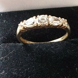 Hermoso anillo recto vintage de oro amarillo de 9 quilates de piedra transparente. Talla O1/2. - Imagen 1 de 5