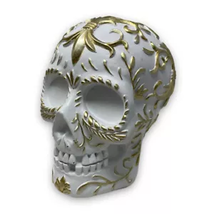 Gothic Halloween Totenkopf Tischdeko weiß & gold verziert Fleur de Lis Wirbel - Bild 1 von 5