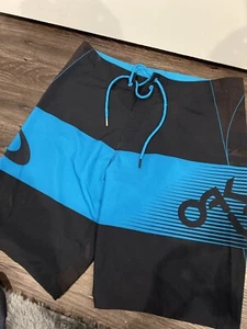 3 Stück - Oakley Herren Schwimmen Surfen Outdoor Shorts Größe 32. Schwarz. Marine. Gelb - Bild 1 von 17