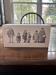 Dept 56 Heritage Village Collection Carolers on the Doorstep 5570-0 mit Box - Bild 1 von 8