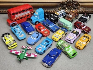 Lot of 20 Assorted Disney Pixar Diecast Cars - Hudson, King, Mater, Ramone, etc. - Imagen 1 de 7