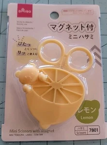 Marca Daiso: Tijeras magnéticas de plástico amarillo limón y oso - Nuevas y envío gratuito - Imagen 1 de 10