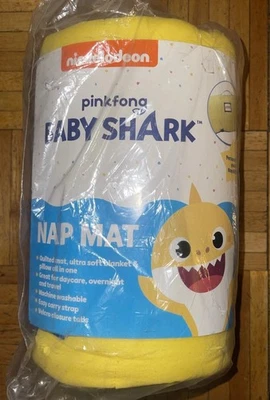 Alfombra y almohada para siesta Baby Shark Foto 1 de 2