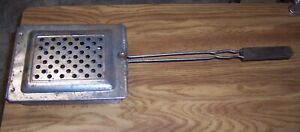 Vintage Old Fashioned Campfire Fireplace Popcorn Popper with Wooden Handle