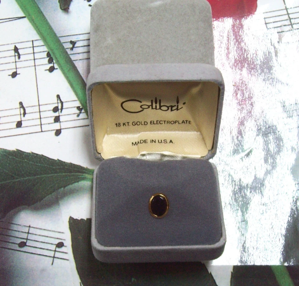 Pin de corbata 8mm x 10mm 18KT. Galvanizado dorado con ónix negro Foto 1 de 1