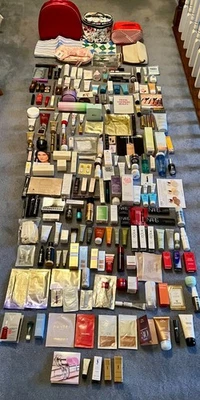 LOTE DE 225 ARTÍCULOS DE LUJO MUESTRA MIXTA/DE LUJO/TAMAÑO COMPLETO (CLARINS, LANCOME, LAUDER,YSL++++) Foto 1 de 4