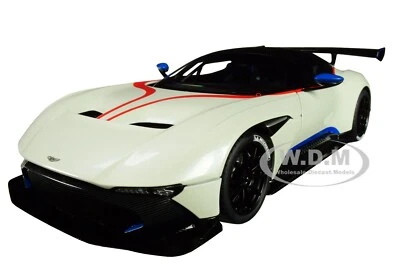 COCHE ASTON MARTIN VULCAN STRATUS BLANCO CON RAYAS ROJAS Y AZULES 1/18 DE AUTOART 70261 Foto 1 de 4