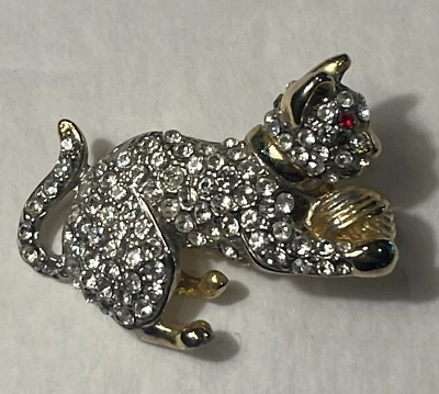 Pave со стразами брошь заколка Cat с мячом золотистый фигурный рубин красный со стразами глаз - Изображение 1 из 4