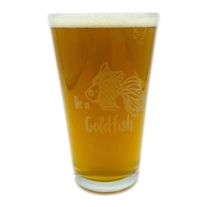 BE A GOLDFISH Ted Lasso Cita Grabado con Láser Cerveza Vidrio Pinta Animal Más Feliz - Imagen 1 de 1
