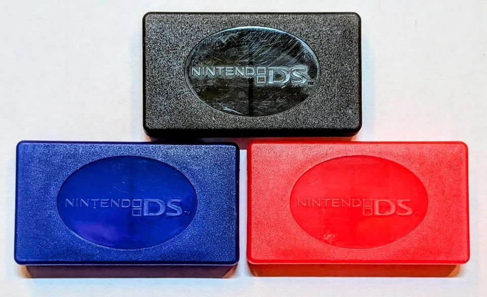 LOT OF 3 OFFICIAL GENUINE NINTENDO DS 4-GAME PLASTIC GAME CASES HOLDER - Image 1 of 1