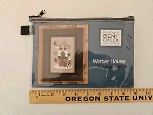 Bent Creek WINTER HOUSE Zipper Kit 18ct Natural Linen, Threads, Button & Pouch - Bild 1 von 3