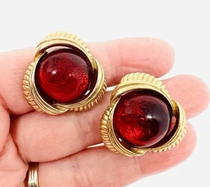 Pendientes grandes de cabujón de lucita roja cereza SARAH COV firmados joyería vintage - Imagen 1 de 8