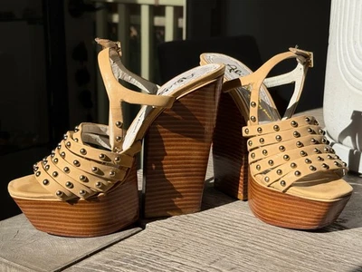 Sandalias de plataforma Alice + Olivia de cuero tostado con tachuelas talla 37 tacones de madera preciosas Foto 1 de 4