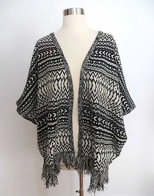 NUEVO CON ETIQUETAS Talla PEQUEÑA Negro Blanco Estampado Tribal Boho Poncho Punto Flecos Cárdigan Suéter Foto 1 de 4