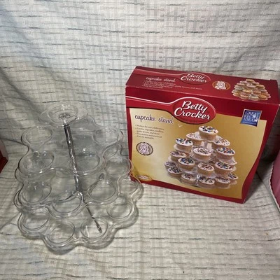 Soporte de nivel para cupcakes Betty Crocker - Sostiene 24 cupcakes Foto 1 de 4