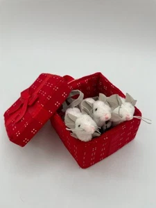 Folkmanis Folktails kleine pelzige Mäuse in roter Geschenkbox Fingerpuppen Plüsch grau - Bild 1 von 12