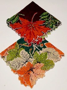 2 Vintage Taschentücher Herbst Ahornblätter grün braun orange 13" Rollrand - Bild 1 von 5
