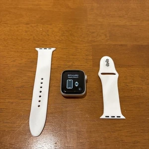 Apple Watch Series 5 40mm Silver Case White Band - (MWV62LL/A) - Photo 1 sur 7