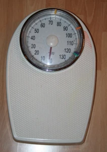 Mechanische Personenwaage bis 130kg Rutschfeste XL Trittfläche extra große Skala - Bild 1 von 3